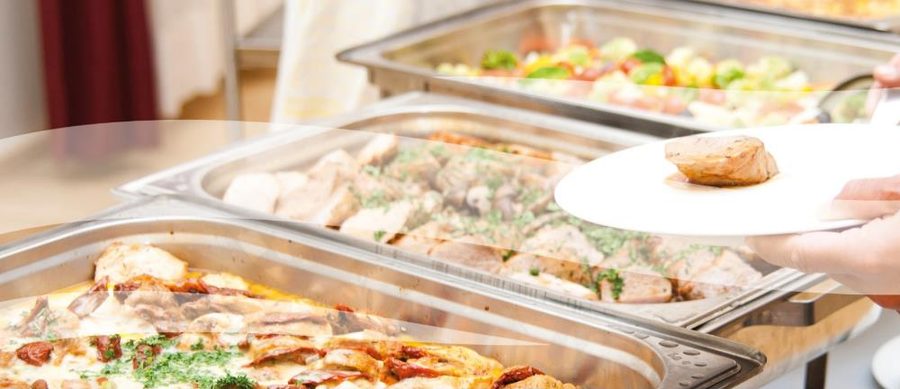 Frisch zubereitete Speisen am Buffet